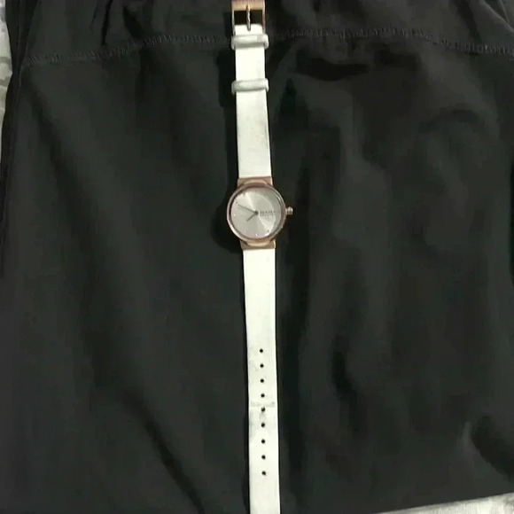 Skagen Dainty White Leather Watch with Gold Hardware and‎ “Diamond” Face details - Picture 1 of 2